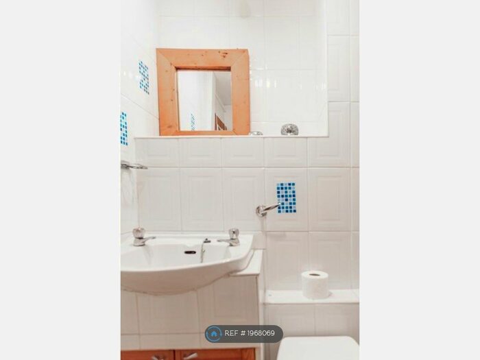 1 Bedroom Flat To Rent In Holyrood Road, Edinburgh, EH8