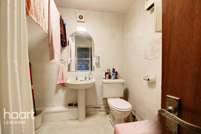 2 Bedroom Detached Bungalow For Sale In School Lane, Luton, LU4