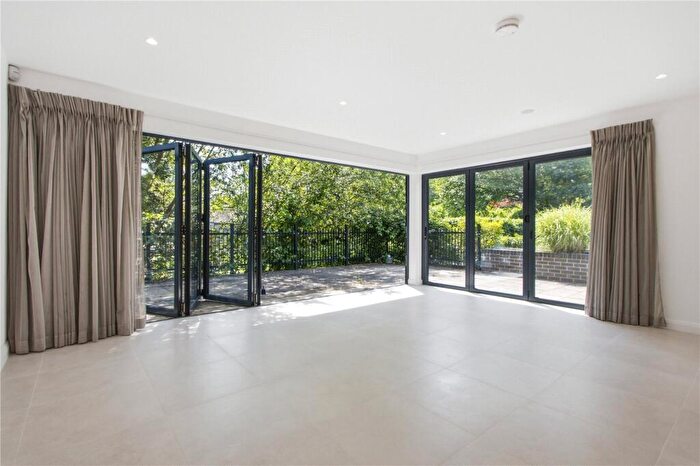 2 Bedroom Apartment To Rent In Totteridge Lane, London, N20