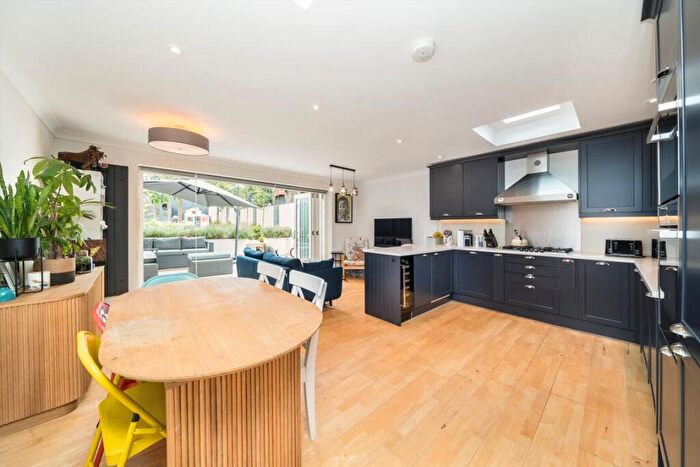 3 Bedroom Flat For Sale In Strode Road, Willesden Green, NW10