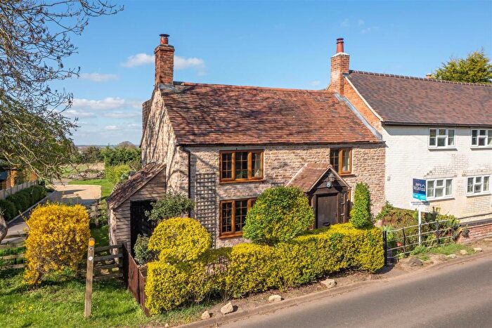 3 Bedroom Semi-Detached House For Sale In Stratford Road, Loxley, Warwick, CV35