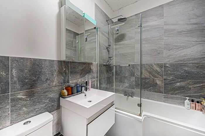 1 Bedroom Flat To Rent In Ebury Bridge Road, Pimlico, London, SW1W