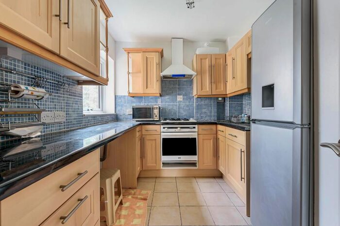 2 Bedroom Flat To Rent In Surbiton, Surrey, KT5