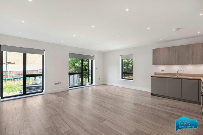 3 Bedroom Flat To Rent In Woodside Park Road, North Finchley, London, N12