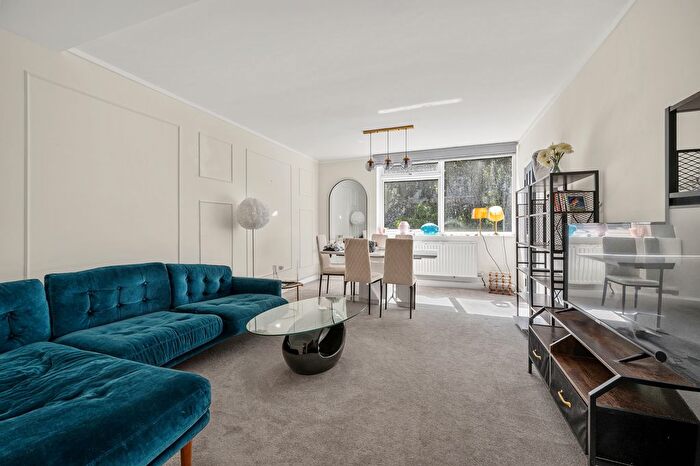2 Bedroom Flat To Rent In Arundel Gardens, Notting Hill, London, W11