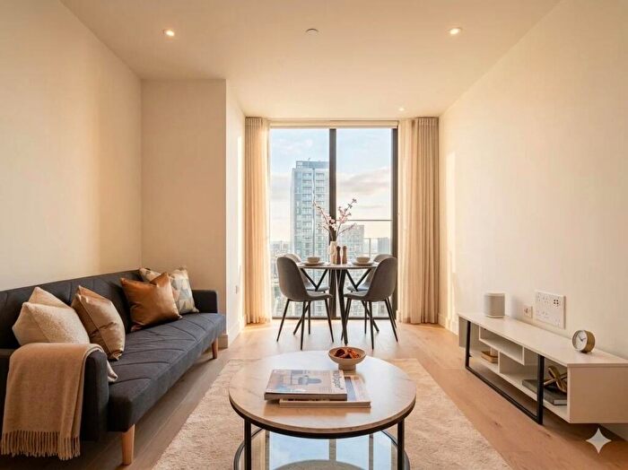 2 Bedroom Apartment To Rent In South Quay Plaza, Harcourt Tower, Marsh Wall, London, E14
