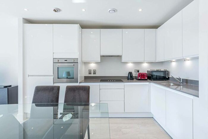 2 Bedroom Flat To Rent In Lakeside Drive, Park Royal, London, NW10