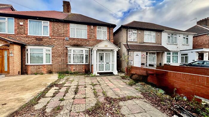 3 Bedroom Semi Detached House For Sale In Vicarage Farm Road, Heston, TW5