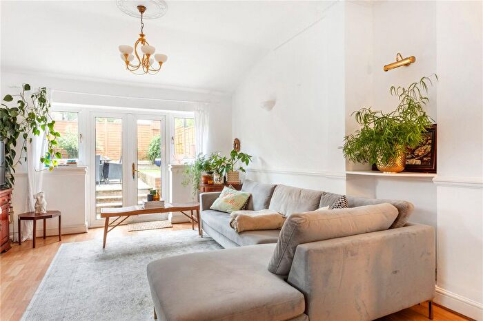 2 Bedroom Flat To Rent In Kingscourt Road, London, SW16