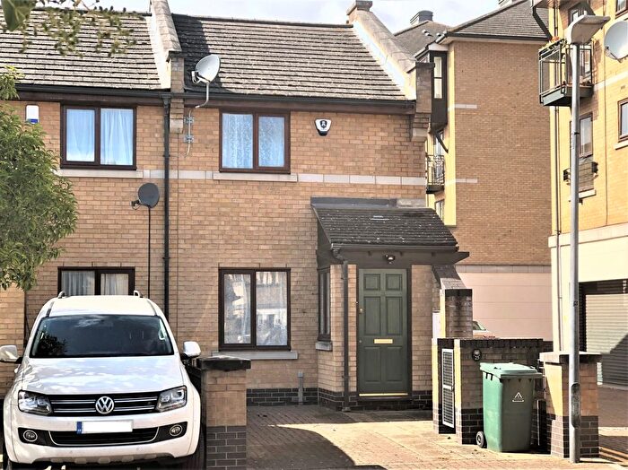 2 Bedroom End Of Terrace House To Rent In Gatcombe Road, E16