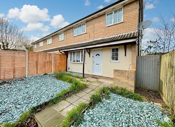 2 Bedroom Terraced House For Sale In Cheslyn Close, Luton, Bedfordshire, LU2