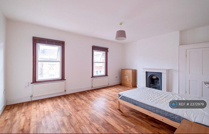3 Bedroom Maisonette To Rent In Blackstock Road, London, N5