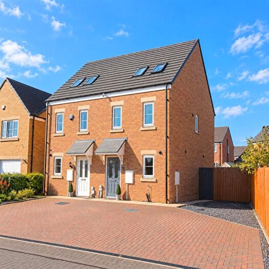 3 Bedroom Semi Detached House For Sale In Elm View, Castleford, WF10