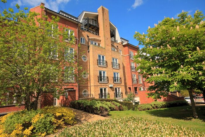 2 Bedroom Flat To Rent In Iliffe Close, Reading, Berkshire, RG1