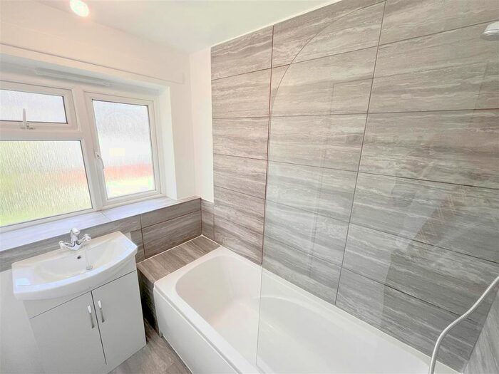 3 Bedroom Farmhouse To Rent In Bourne Crescent, Northampton, NN5