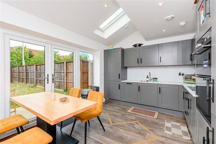 3 Bedroom Town House For Sale In Glenway Road, Rochester, Kent, ME1