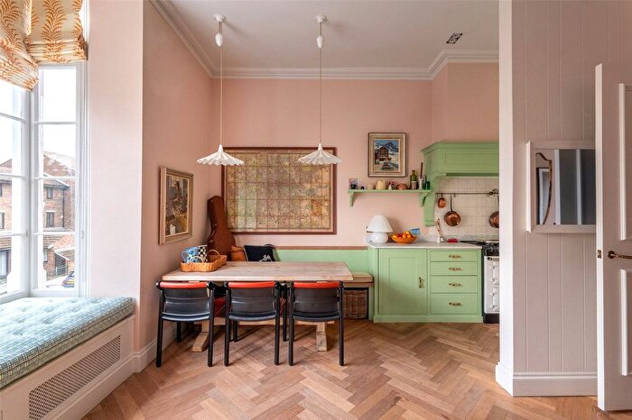 2 Bedroom Flat To Rent In Blenheim Crescent, Notting Hill, London, W11