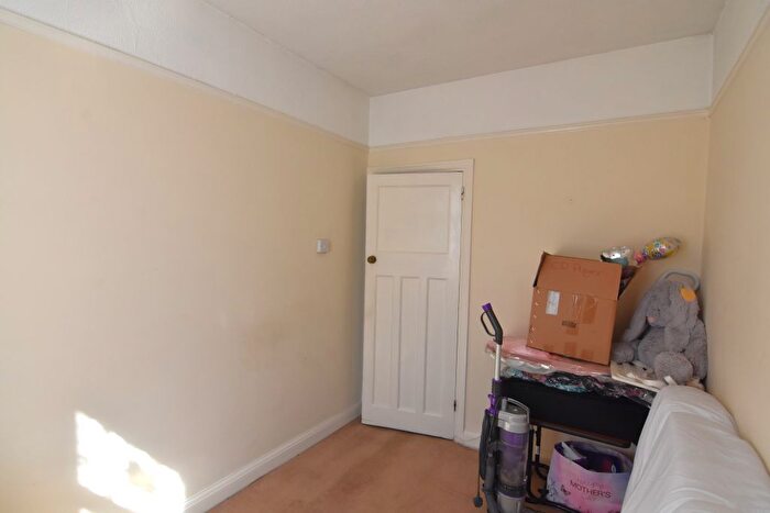 3 Bedroom Semi-Detached House For Sale In Wandleside, Wallington, SM6