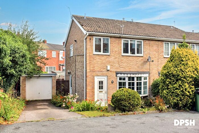 3 Bedroom End Of Terrace House For Sale In Knoll Close, Ossett, WF5