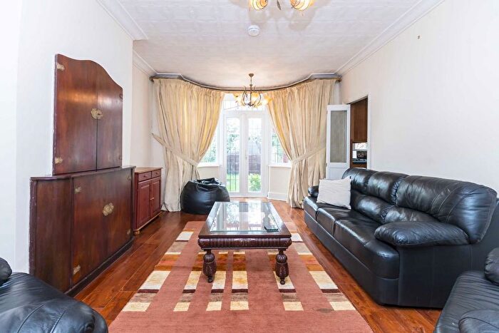 4 Bedroom Semi-Detached House To Rent In Highfield Avenue, London, NW11