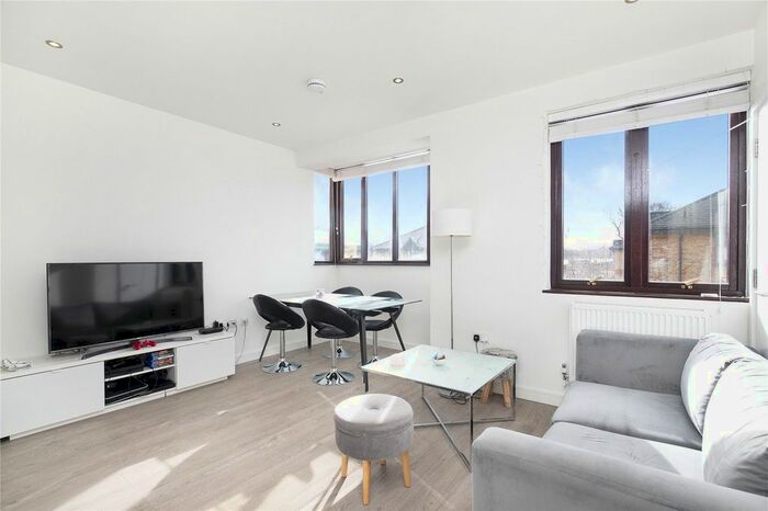 1 Bedroom Flat To Rent In Latour House, Hanworth Lane, Chertsey, Surrey KT16