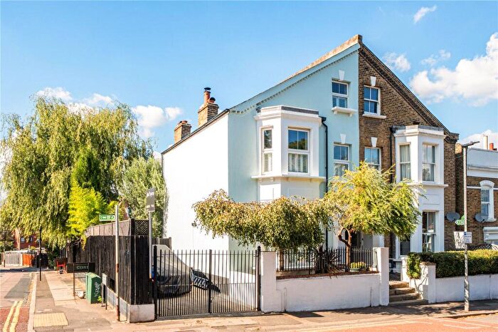 4 Bedroom Semi-Detached House For Sale In Charlton Lane, London, SE7