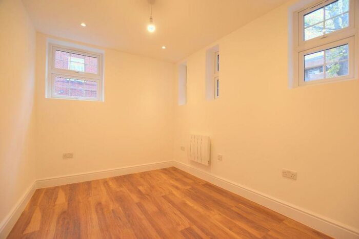 Flat To Rent In Romford Road, E15