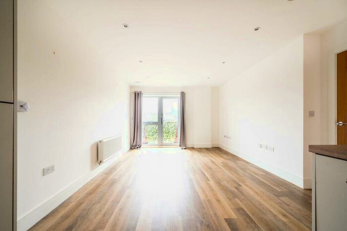 2 Bedroom Flat To Rent In Station View, Guildford, GU1
