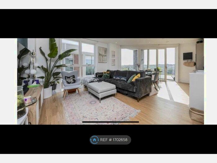 2 Bedroom Flat To Rent In Somerset Place, London, SW2