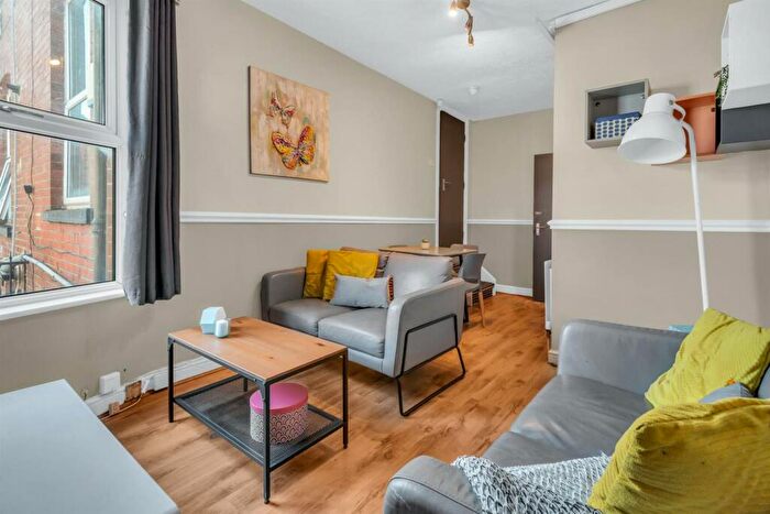 4 Bedroom Flat To Rent In Flat, Hyde Park Road, LS6