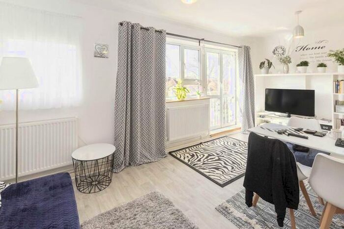 3 Bedroom Flat To Rent In Sheen Road, Richmond, TW9