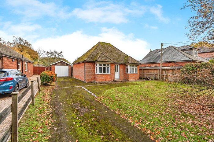 3 Bedroom Detached Bungalow For Sale In Pauletts Lane, Calmore, Southampton, SO40