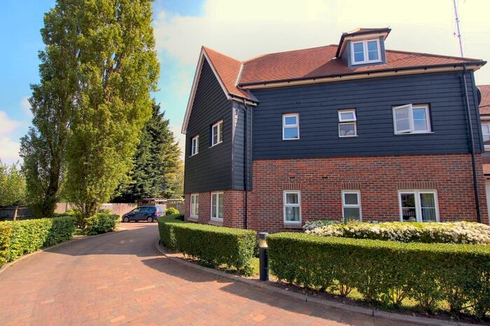 2 Bedroom Flat To Rent In Windsor House, Chairmakers Close, Princes Risborough, Buckinghamshire, HP27