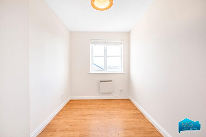 2 Bedroom Flat To Rent In Clarence Close, New Barnet, Hertfordshire, EN4