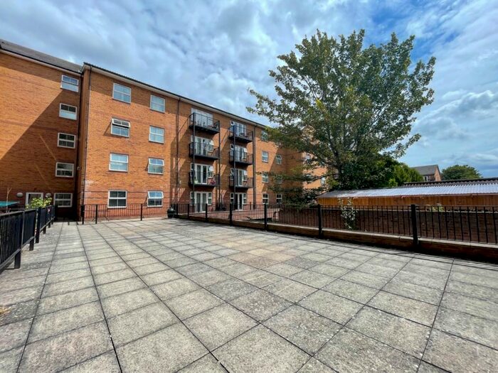 2 Bedroom Flat To Rent In Holly Street, Luton, Bedfordshire, LU1