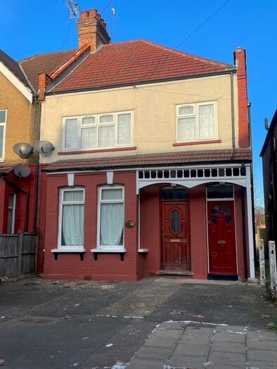 2 Bedroom Maisonette To Rent In Welldon Crescent, Harrow, Greater London, HA1