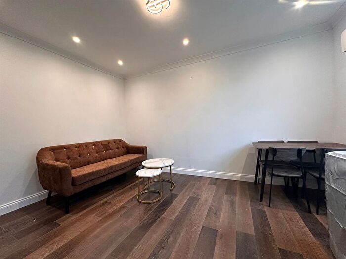 2 Bedroom Flat To Rent In Heath Road, Hounslow, TW3