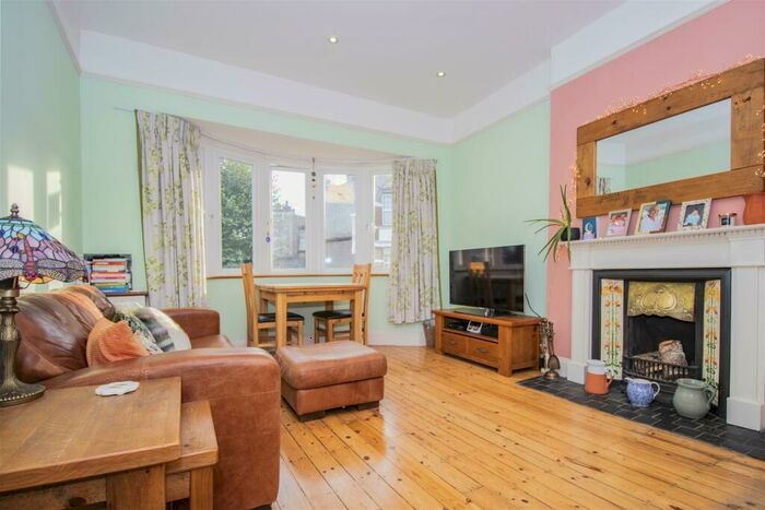 2 Bedroom Apartment To Rent In Compton Road, Winchmore Hill, N21