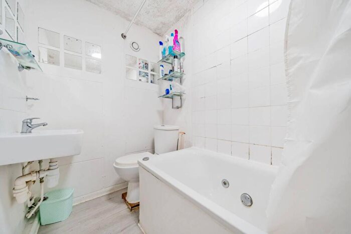 1 Bedroom Flat For Sale In Heylyn Square, Mile End, London, E3