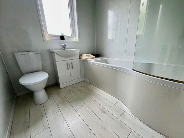2 Bedroom Flat For Sale In Cedar Avenue, Clydebank, G81
