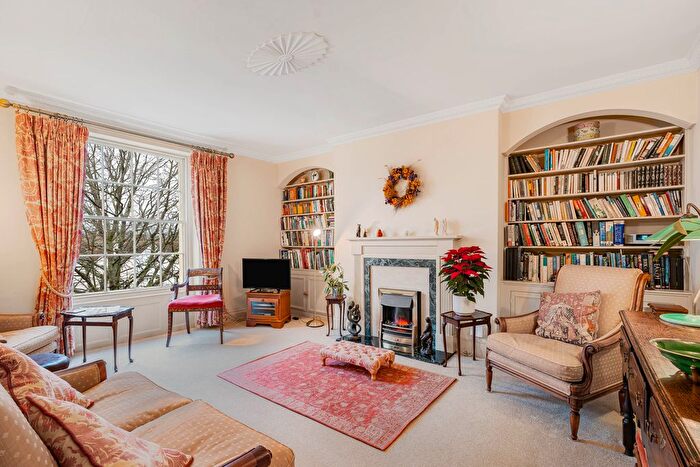 2 Bedroom Flat For Sale In The Spain, Petersfield, Hampshire, GU32