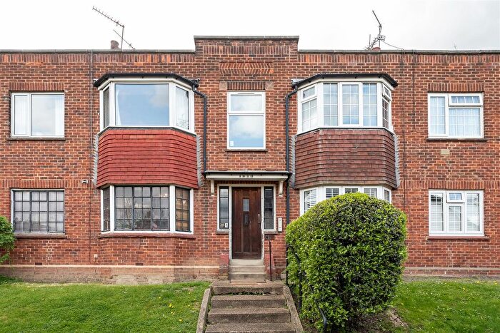 3 Bedroom Flat For Sale In Crescent View, Loughton, IG10
