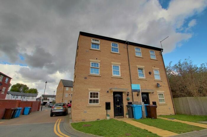 2 Bedroom Mews To Rent In Boothferry Park Halt, Hull HU4