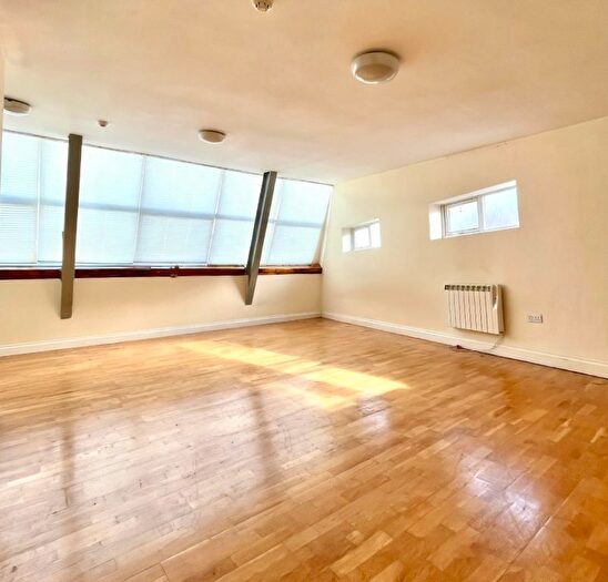 Studio To Rent In Tavistock Road, London, N4