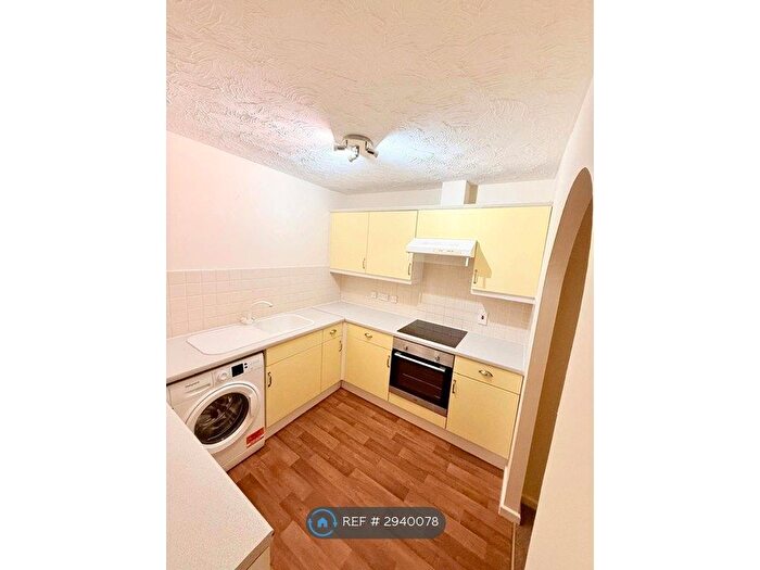 2 Bedroom Flat To Rent In Swallows Croft, Reading, RG1