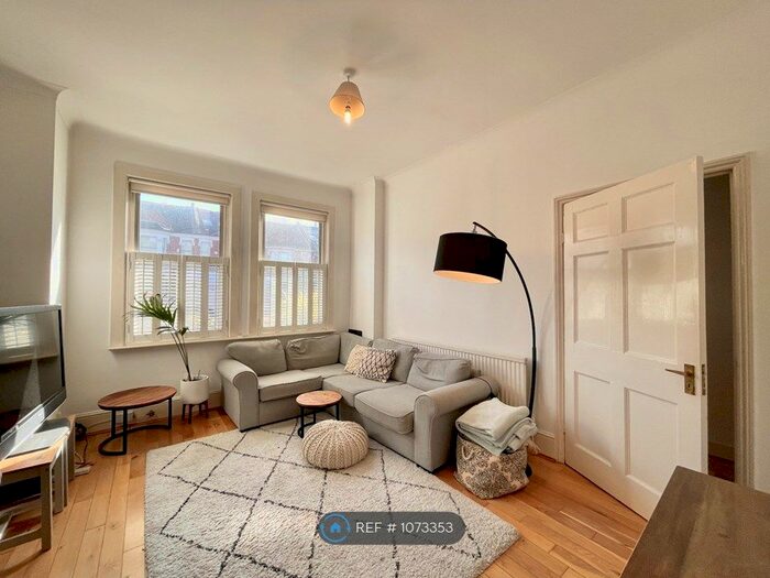 2 Bedroom Flat To Rent In Earlsfield Road, London, SW18