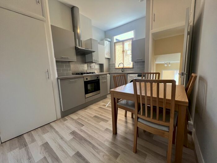 1 Bedroom Flat To Rent In Tremadoc Road, Clapham Common, SW4