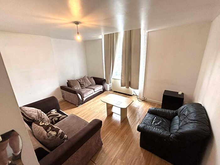 1 Bedroom Flat To Rent In Chapel Lane, Leeds, West Yorkshire, LS6