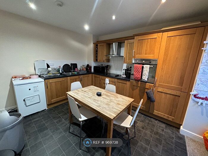 5 Bedroom Semi-Detached House To Rent In Pennings Avenue, Guildford, GU2