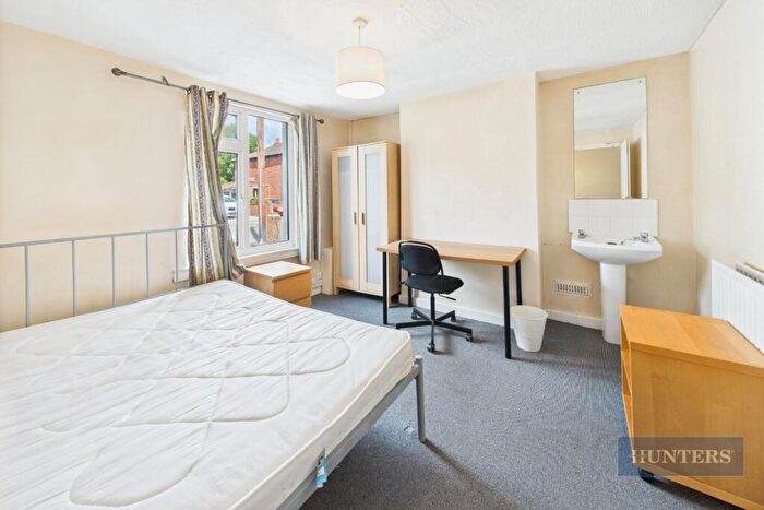 5 Bedroom Semi-Detached House To Rent In Osborne Road North - Student Property, SO17